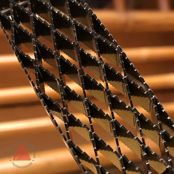 Рашпиль Saw Rasp - совершенно уникальный японский инструмент, лезвие которого состоит из нескольких металлических полотен, похожих на ножовки, но с зубцами, вырезанными по обоим краям, и расположенными в виде решётки