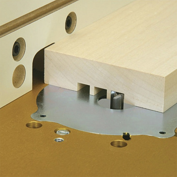 Параллельный упор INCRA Jig Fence System на фрезерном столе для изготовление пазов
